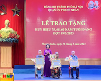 Quận ủy Thanh Xuân trao tặng Huy hiệu Đảng đợt 19-5 cho 480 đảng viên lão thành